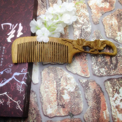Magnolia Carving Featured Sandalwood Comb