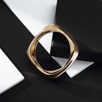 Wide-edged Diamond Smooth Bracelet